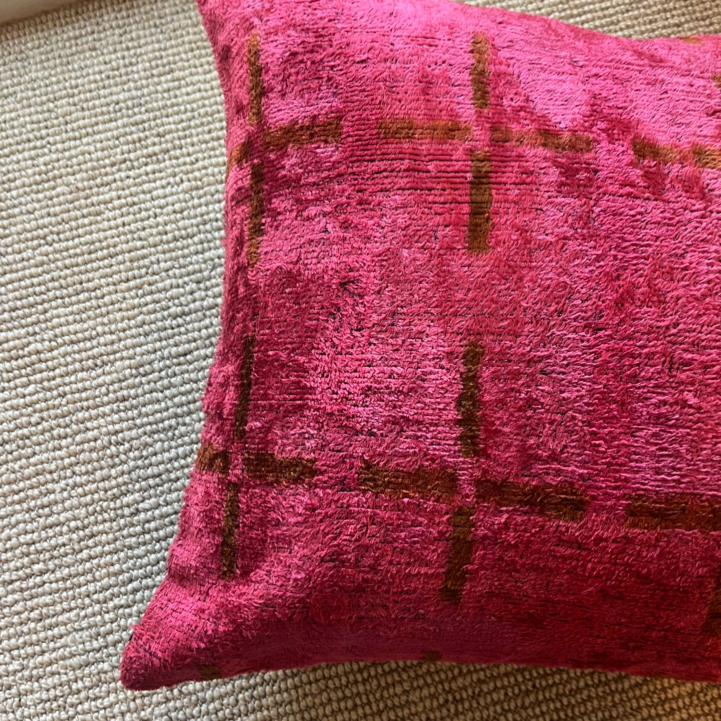 Mirage velvet cushion - Pink Haze