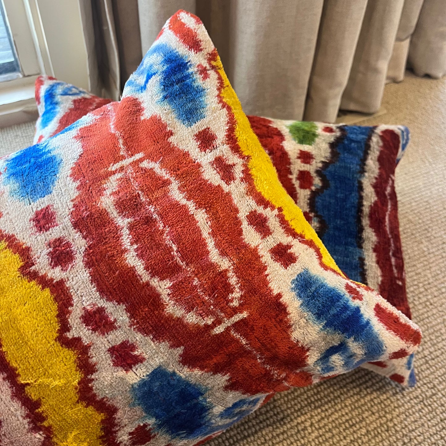 Mirage velvet cushion - Magic Eye